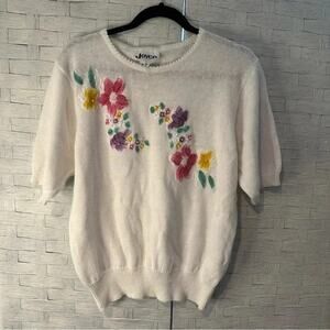 Vintage Joyce spring white sweater with flowers, size M and great condition